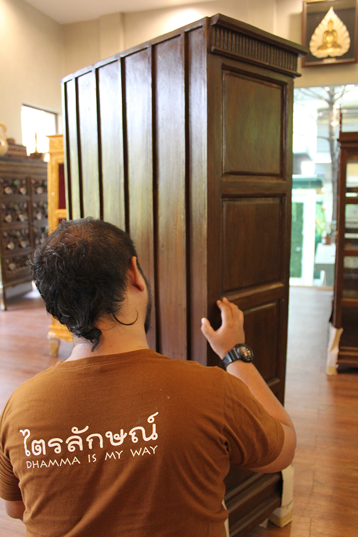 ตู้พระไตรปิฎก ทรงตรง ไม้สักทั้งหลัง
ด้านข้างผนึก ด้วยไม้สัก ทั้งสองด้าน กระจกด้านหน้า 8 ผาน
สำหรับบรรจุพระไตรปิฎก ภาษาไทย 45 เล่ม ,
หรือ ภาษาบาลี หรือ ฉบับ ส.ธรรมภักดี
